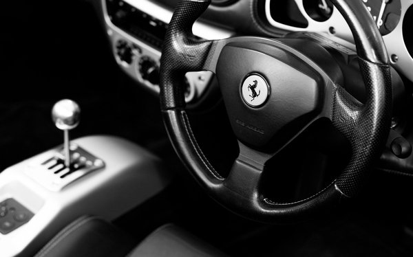Transports privés de luxe à Saint-Tropez : des transferts sur-mesure pour profiter pleinement de votre séjour